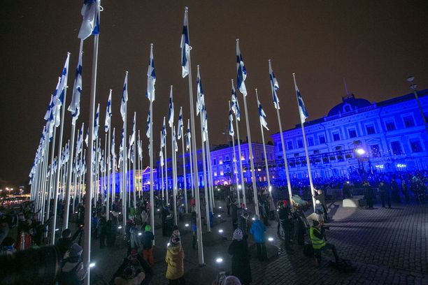 Helsinki valaistiin satavuotiaan Suomen kunniaksi - rakennukset ja puistot  hohtavat sinivalkoisena ympäri pääkaupunkia