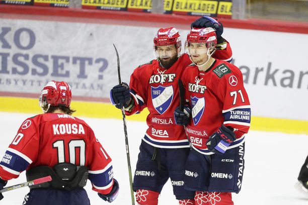 Michael Keränen (oik), Otto Paajanen ja Mikko Kousa juhlivat Keräsen 1-0 maalia.
