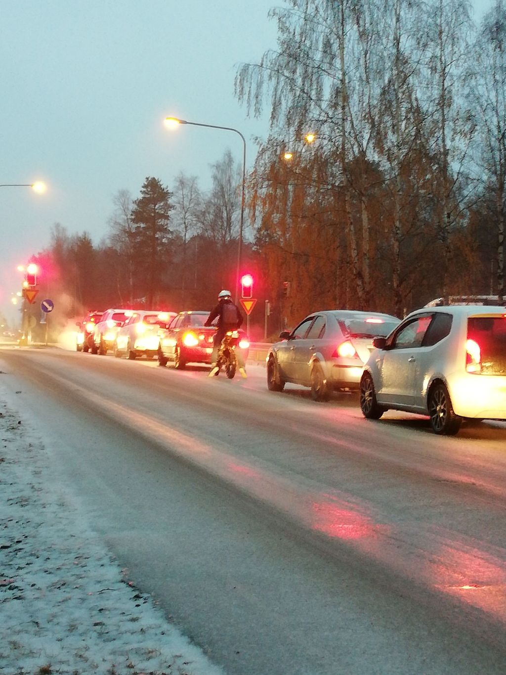 Harvinaisen vaikea jäätävä sade valoi Lapin tiet ”tappoliukkaiksi” - Finnairin kone ja rekat vaikeuksissa: ”Arvelin, että peltiä taipuu tässä säässä”