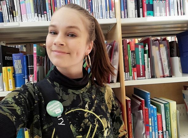 Kirjallisuutta rakastava Isla Nevalainen oli tet-jaksolla kirjastossa.