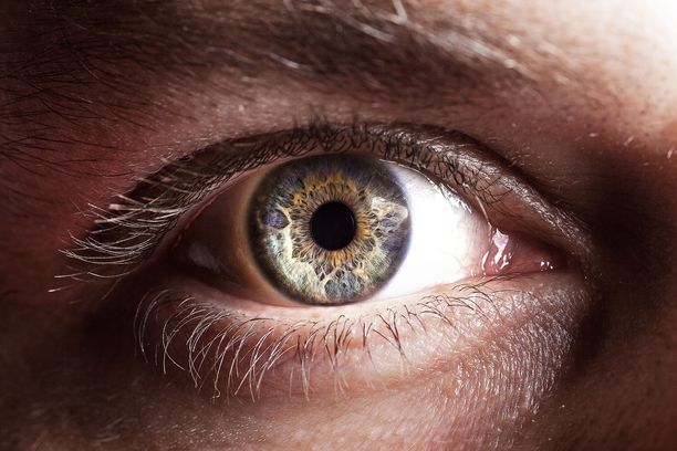 Näköhäiriöstä, jossa toisesta silmästä menee näkö pimeäksi tai kummassakin silmässä on näköpuutos, on syytä mennä heti hoitoon.