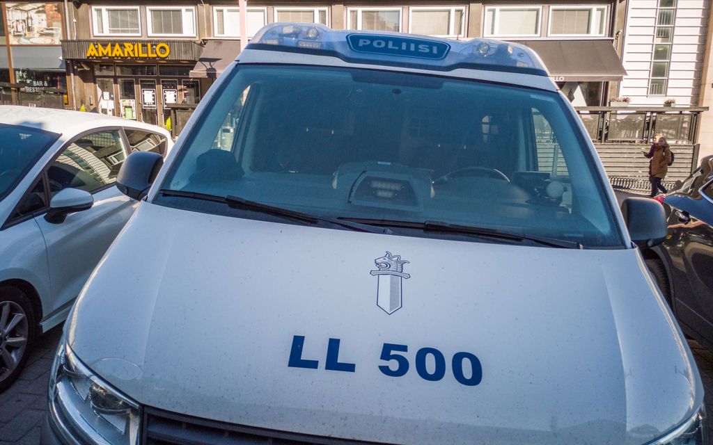 Mies iski uhria miekalla Lapissa