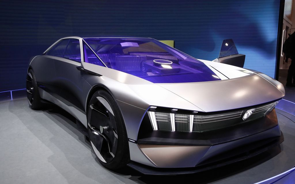 Peugeot julkistaa viisi uutta sähköautoa kahden vuoden aikana – esimakua autolla, jossa video­peliohjain