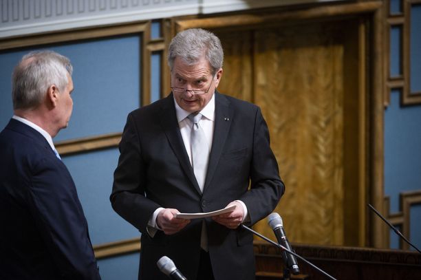 Valtiopäivien avajaisissa presidentti pitää normaalisti tarkasti seuratun puheen. Kuva huhtikuulta 2019, vasemmalla tuolloin puhemiehenä toiminut Antti Rinne (sd).