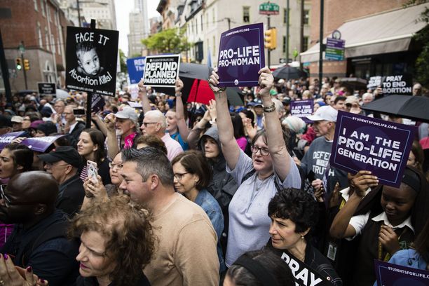 Toisissa USA:n osavaltioissa on viime aikoina pyritty heikentämään aborttioikeutta ja toisissa taas suojaamaan sitä mahdollisten yllätysten varalta. Kuvassa abortinvastustajia mielenosoituksessa Philadelphiassa viime perjantaina. 