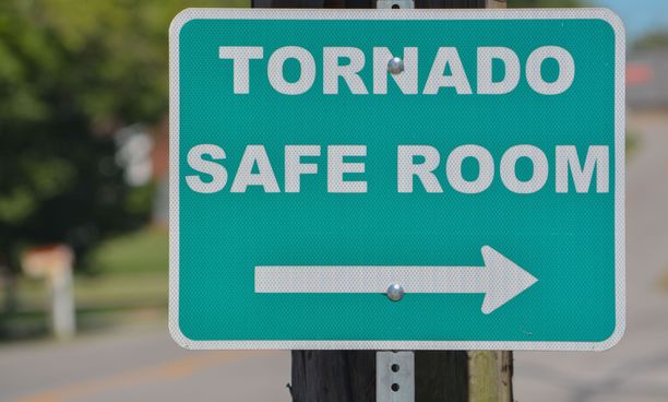 Kyltti Tornadoa varten tehtyyn turvahuoneeseen Kentuckyssa. Kuvituskuva.