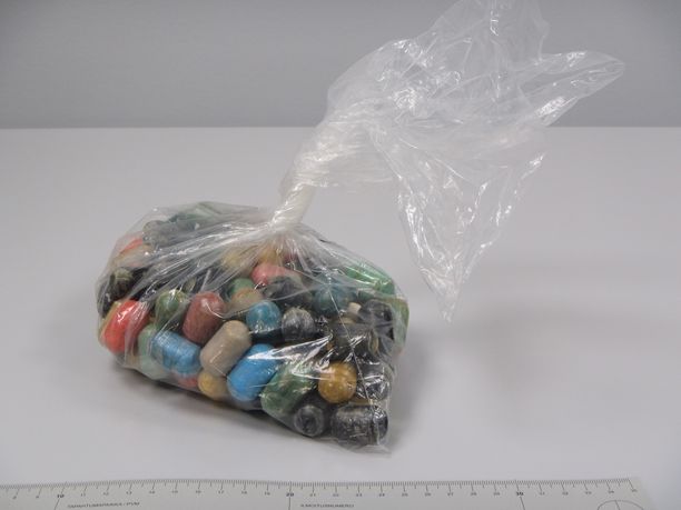 Kuvassa tapaukseen liittyvä poliisin takavarikoima 833 gramman kokaiinia sisältävä pussi nielemispaketteina. 