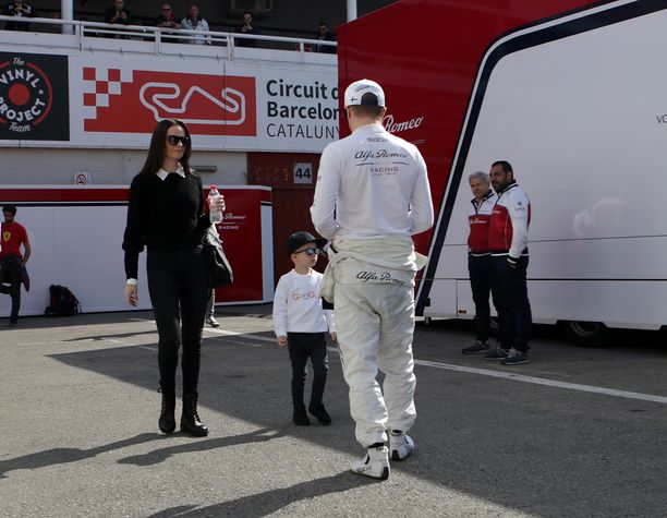 Minttu ja Robin Räikkönen vierailivat Barcelonan testeissä kuun alussa. F1-kausi alkaa tänä viikonloppuna Australiassa.