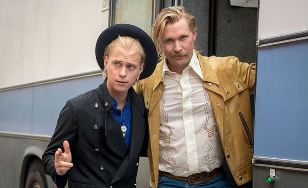 44-vuotias Matti Ristinen (oikealla) poseeraa yhdessä parikymppistä Kari Tapiota esittävän Tatu Sinisalon kanssa.
