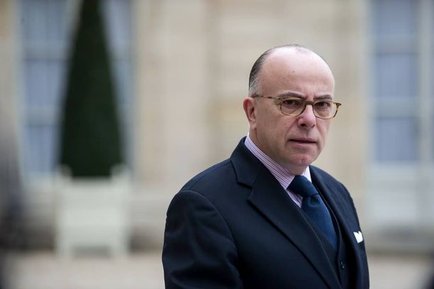 Ranskan sisäministeri Bernard Cazeneuve totesi lauantaina Ranskan puolustusneuvoston hätäkokouksen jälkeen, että Salah Abdeslamin perjantainen kiinnisaaminen on auttanut pääsemään henkilöiden jäljille, joilla on yhteyksiä terroristijärjestö Isikseen.
