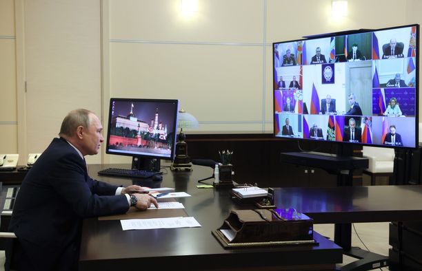 Presiden Rusia Vladimir Putin pada pertemuan Dewan Keamanan pada hari Jumat.