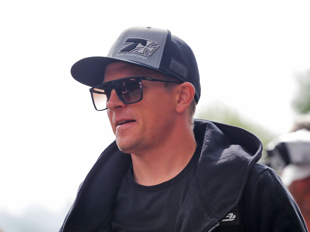 Kimi Räikkönen sai huiman vastaanoton Milanossa – pieni yksityiskohta mustiin pukeutuneen suomalaisen asussa ei jäänyt huomaamatta: ”Todellinen ferrarista”
