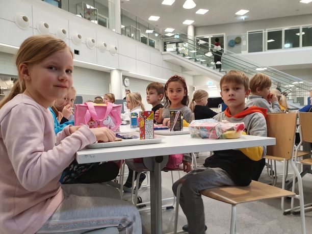 Yli-Maarian koulun 1B-luokalla oleva Alisa Vieltojärvi (vas.) piti eväiden syömistä hauskana. Eväistä pitivät myös Oliver Virko ja Luna Niinimäki.