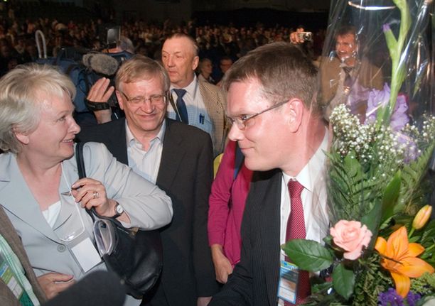 Kukitettu Jarmo Korhonen keräsi onnitteluita puolueväeltä jatkokauden varmistuttua.