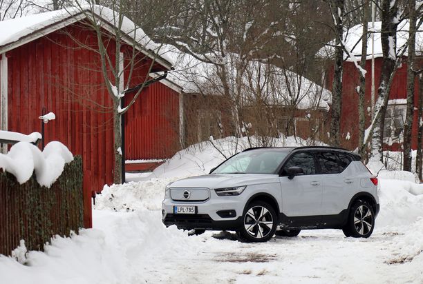 Volvon pienin malli istuu mainiosti suomalaiseen perinnemaisemaan.