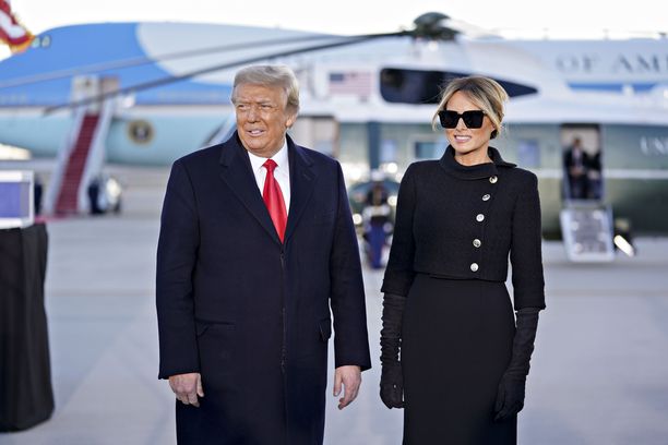Väistyvä presidentti Donald Trump ja hänen puolisonsa Melania lensivät Andrewsin lentotukikohdasta Floridan kotiinsa Palm Beachiin. 