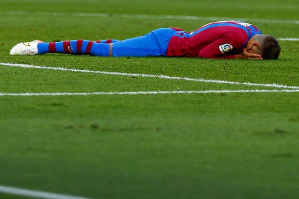Barcelona-toppari Gerard Piqué tunsi tappion koko kropallaan. 