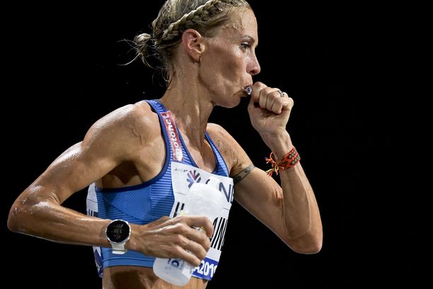 Anne-Mari Hyryläinen otti geeliä, mutta se ei pysynyt sisällä MM-maratonin 25 ensimmäisen kilometrin aikana.