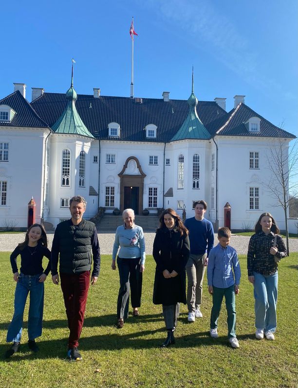 Tanskan kuninkaallinen perhe on pääsiäistunnelmissa.