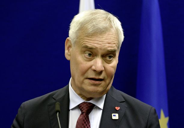 Pääministeri Antti Rinteen johtama SDP kyntää kannatusalhossa.
