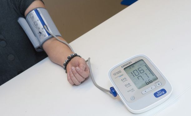 Verenpainemittarilla mitataan veren systolista ja diastolista painetta. Kohonneen verenpaineen hoitoon on olemassa lääkkeitä.