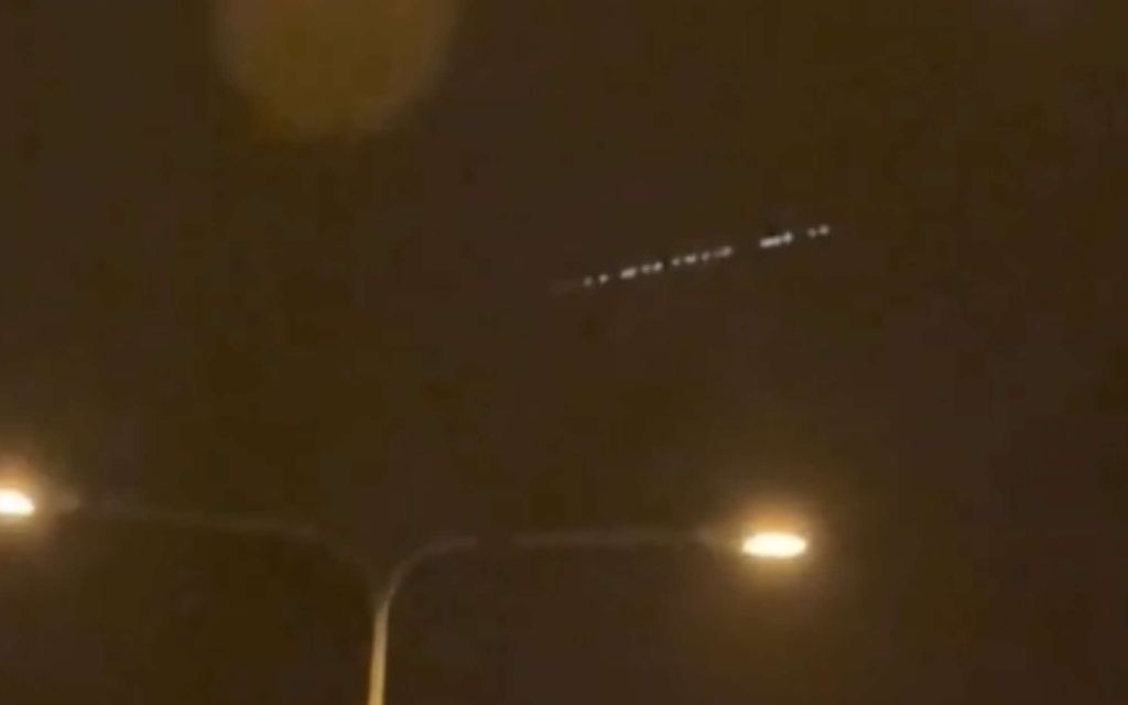 Erikoinen näky yötaivaalla kummastutti suomalaisia – ”Suora linja valoja”