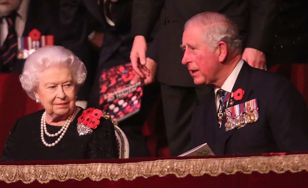 Kuningatar Elisabet piti pojalleen koskettavan puheen. Kuvassa äiti ja poika osallistuivat sunnuntaina ensimmäisen maailmansodan päättymisen muistopäivän juhlallisuuksiin.