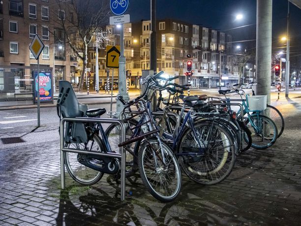 Hollannin pääkaupungin Amsterdamin kadut ovat tyhjillään kello 21 alkavan ulkonaliikkumiskiellon vuoksi.