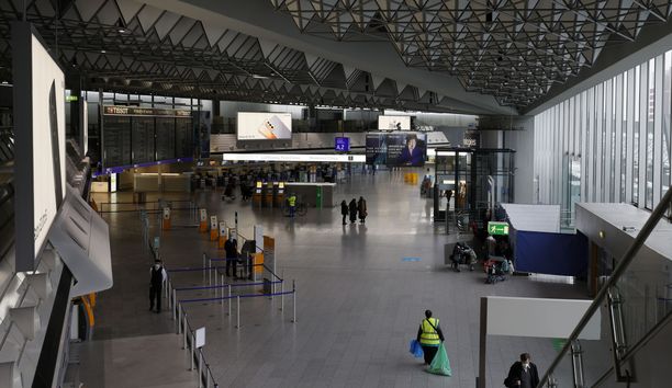 EU aikoo keventää matkustusrajoituksia alueelleen. Kuvassa tyhjä terminaali Frankfurtin lentokentällä Saksassa 27. tammikuuta. 