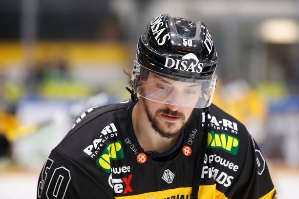 Juhamatti Aaltonen pelasi päättyneellä kaudella Kärpissa 12 ottelua ja teki seitsemän pistettä.