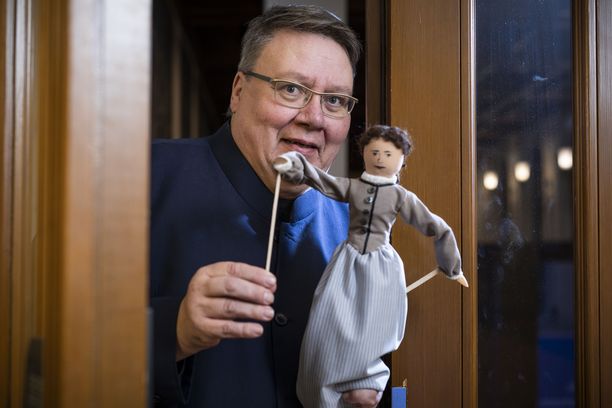 Minna Canthista kertova ”Juhlitaan Minnaa” on Juha Laukkasen yhden miehen Sytkyt-nukketeatterin kiertävä esitys.