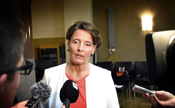 Liikenne- ja viestintäministeri Anne Berner (kesk) vastaili tiistaina ministeriön kokoushuoneessa median kysymyksiin Finavian omistajaohjauksesta.