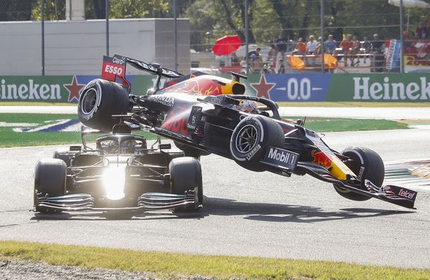 Max Verstappenin auto nousi Lewis Hamiltonin Mercedeksen päälle kolarissa.