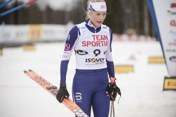Anita Kirvesniemi on kansallisen tason hiihtäjä. Viime kauden SM-hiihdoissa nainen oli parhaimmillaan sijalla 32.