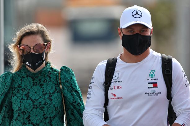 Tiffany Cromwell (vasemmalla) seurasi F1-kauden päätöskisaa Abu Dhabissa.