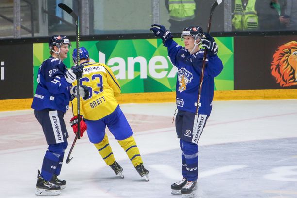 Eetu Luostarinen (kuvassa oikealla) ampui torstaina Suomen 5-4-voittomaalin. 