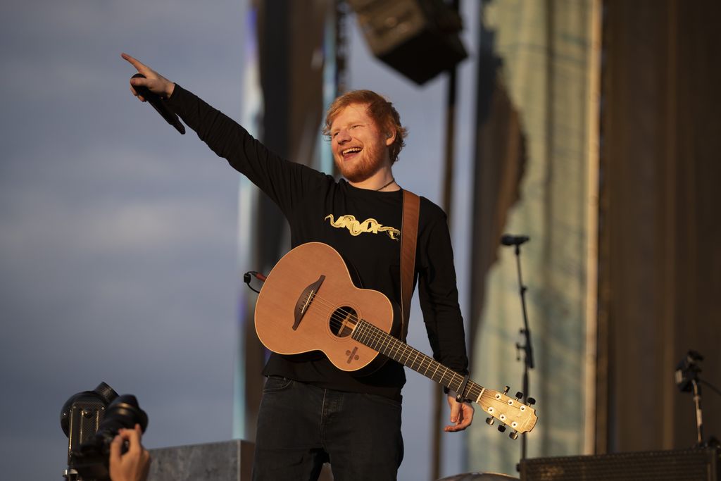 Lentokentällä esiintynyt Ed Sheeran kiitteli keikkajärjestelyjä ja jakoi upean videon eiliseltä – tältä Malmilla näytti laulajan näkökulmasta