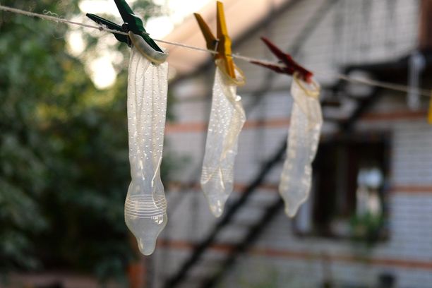 Keitettyjä käytettyjä kondomeja myytiin uusina Vietnamissa. Kuvituskuva.