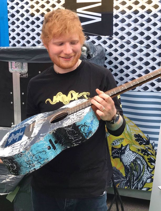 Ed Sheeran aikoo käyttää lahjaksi saamaansa taidekitaraa kotonaan.