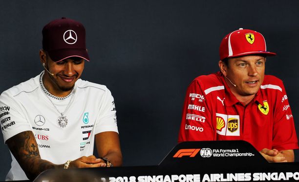 Kimi Räikkönen vastasi ironisesti, Lewis Hamilton nauroi vieressä.