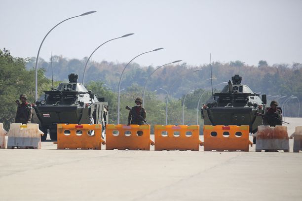 Sotilaat ovat katkaisseet liikenteen parlamenttiin johtavalla kadulla maan pääkaupungissa Naypyidawissa. 