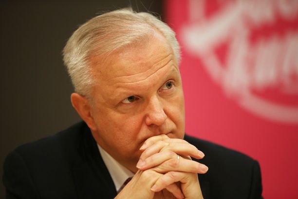 Olli Rehn on etätöissä kesämökillään.
