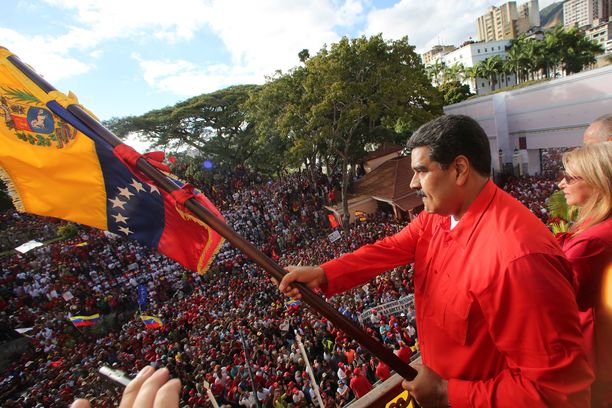 Ei vielä entinen presidentti - Nicolas Maduro yllytti keskiviikkona Caracasissa kannattajiaan vastamielenosoituksiin. 