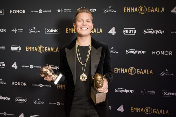 Jare Tiihonen pokkasi Emmoja helmikuussa 2019. Cheek-nimellä tunnettu muusikko päätti räppärin uransa Lahden mäkimontun konserteissa elokuussa 2018.