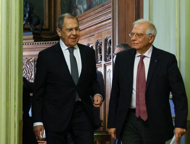 Venäjän ulkoministeri Sergei Lavrov (vas.) ja EU:n ulkopolitiikan korkea edustaja Josep Borrell tapasivat perjantaina Moskovassa. 