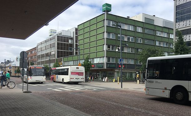 Poliisi tutkii bussikuskin ja asiakkaan välikohtausta Oulun Torikadulla sunnuntaiaamuyöllä.