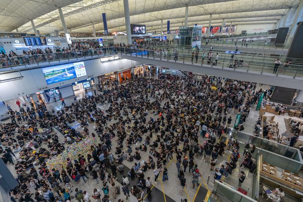 Demokratiaa vaativat protestoijat täyttivät Hongkong lentokenttää 26.7.2019.