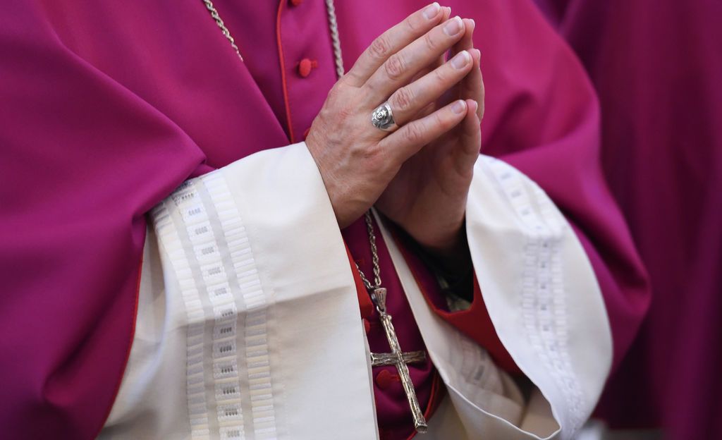Saksan katolisen kirkon papit käyttivät seksuaalisesti hyväkseen tuhansia lapsia: ”Olemme häpeissämme”