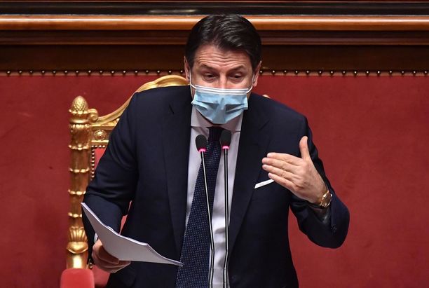Italian pääministeri Giuseppe Conte taistelee oman hallituksensa toimintakyvyn puolesta. 