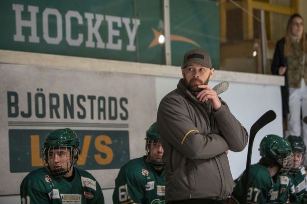 Ulf Stenberg näyttelee sarjassa jääkiekkovalmentaja Peteriä, joka joutuu vaikean valinnan eteen.